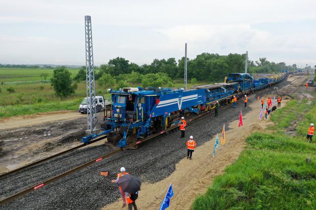 中国中铁承建的匈塞铁路匈牙利段开始铺轨