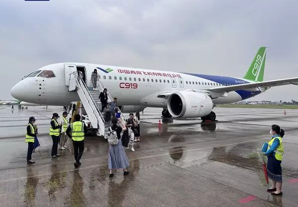 国产商用飞机C919及ARJ21首次飞抵老挝